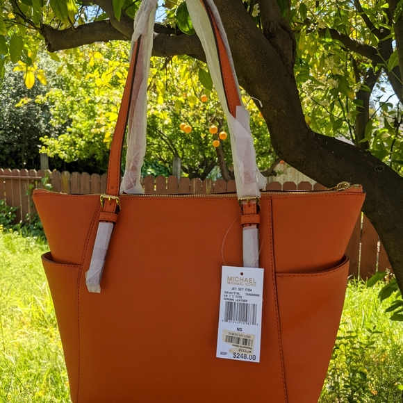 Michael Kors Jet Set Saffiano Tote - Picture 5 of 11